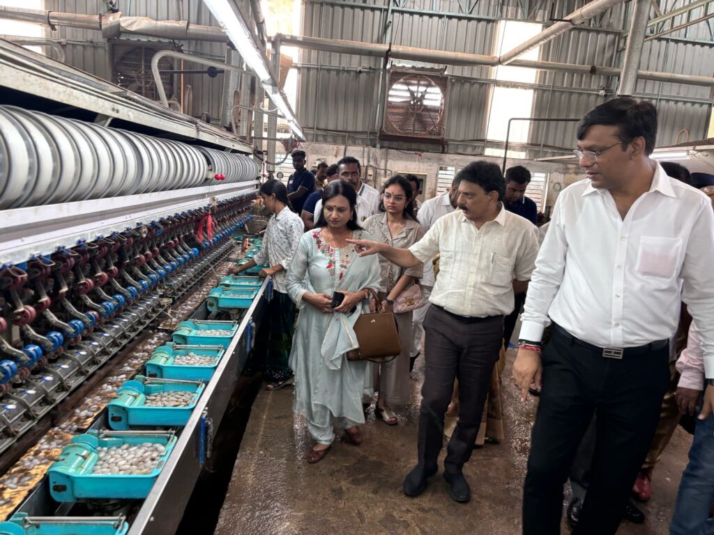 वस्त्रोद्योग मंत्री संजय सावकारे यांनी केली कवठेएकंदच्या रेशीम धागा निर्मिती केंद्राची पाहणी